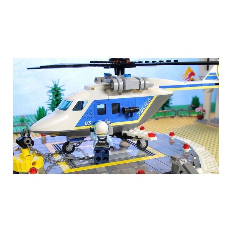لعبة مجموعة بناء وتركيب مكعبات مطاردة طائرة شرطة هليكوبتر سيتي من ليغو 60243