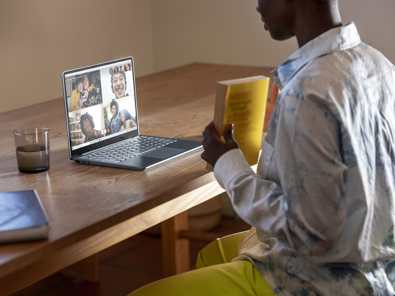 الكمبيوتر المحمول Microsoft Surface Go بالمعالج i5-1035G1/ ذاكرة الوصول العشوائي 8 جيجابايت/محرك الأقراص الصلبة من النوع SSD سعة 256 جيجابايت/ بطاقة الرسومات UHD Graphics/ شاشة 12.4 Pixelsense/ نظام التشغيل Windows 10/بلاتيني