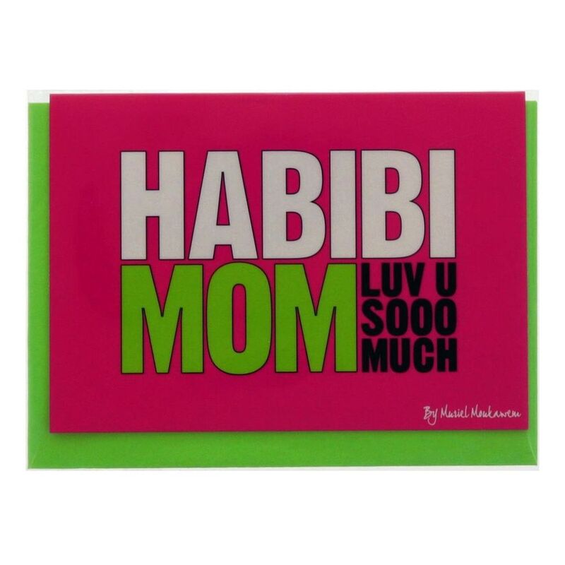 بطاقة تهنئة بطبعة تحمل عبارة "Habibi Mom Luv U Sooo Much"بلون أبيض/أخضر/وردي من Mukagraf