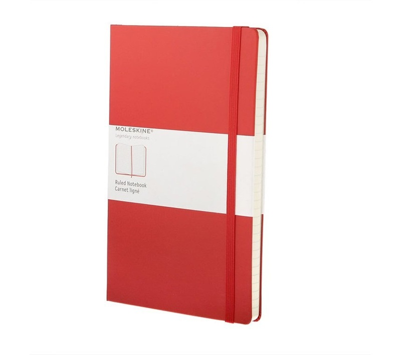 دفتر كبير الحجم مسطَّر باللون الأحمر وغلاف مقوى من موليسكن